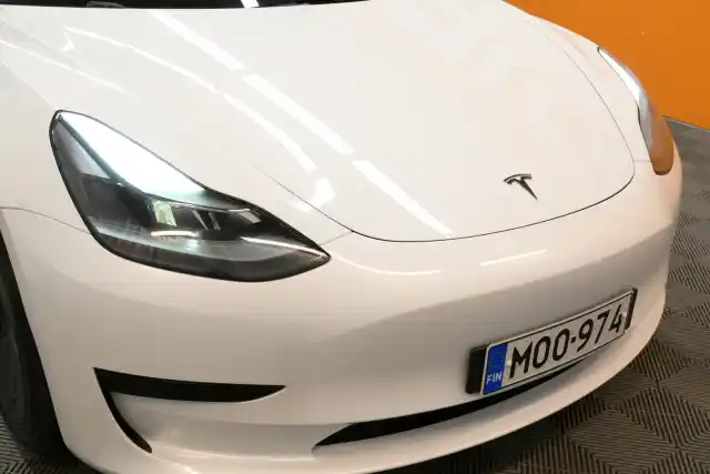 Valkoinen Sedan, Tesla Model 3 – MOO-974