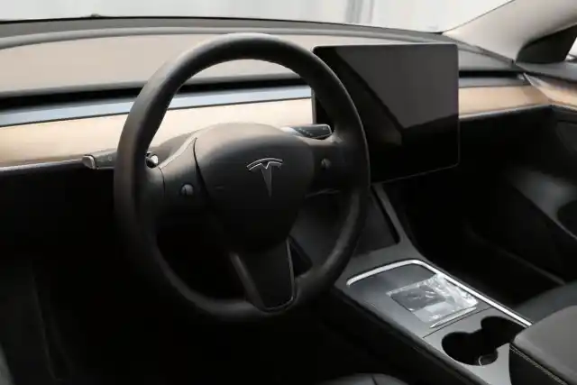 Valkoinen Sedan, Tesla Model 3 – MOO-974