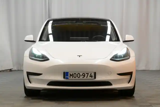 Valkoinen Sedan, Tesla Model 3 – MOO-974