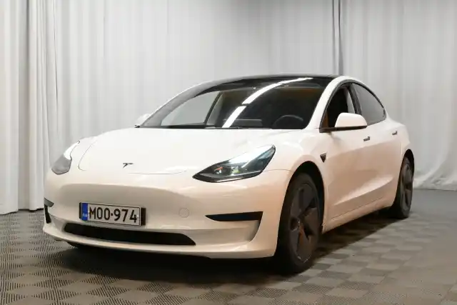 Valkoinen Sedan, Tesla Model 3 – MOO-974