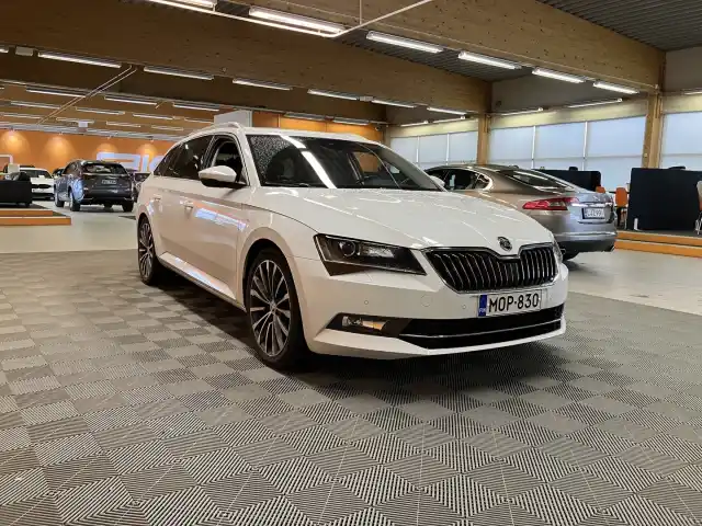 Valkoinen Farmari, Skoda Superb – MOP-830
