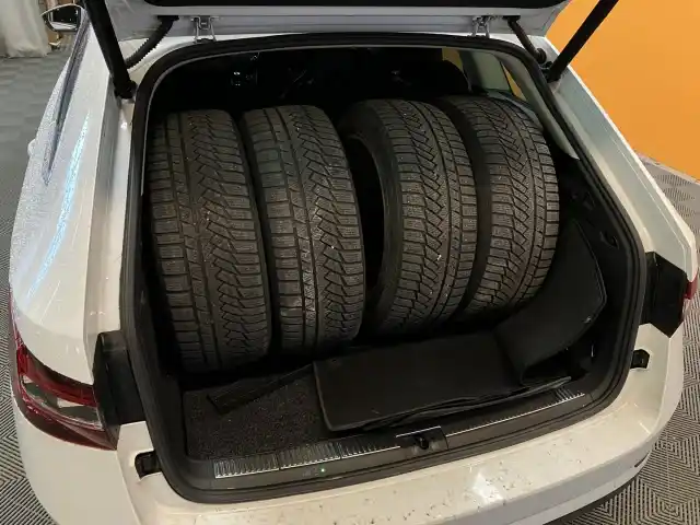Valkoinen Farmari, Skoda Superb – MOP-830