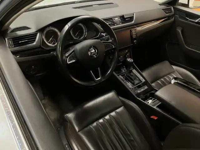Valkoinen Farmari, Skoda Superb – MOP-830