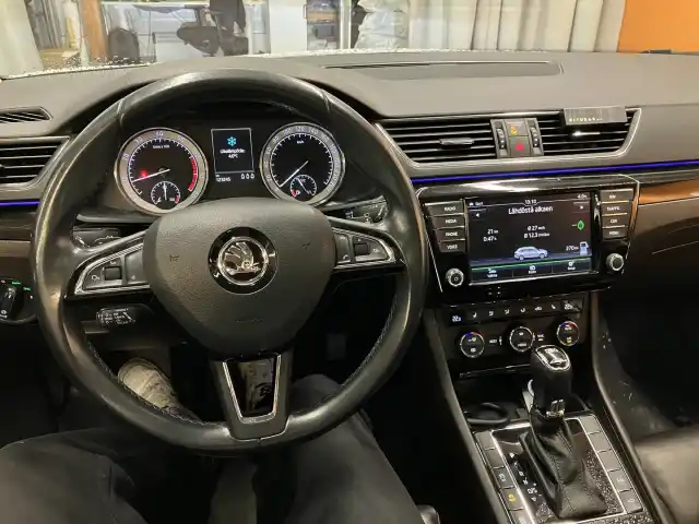 Valkoinen Farmari, Skoda Superb – MOP-830