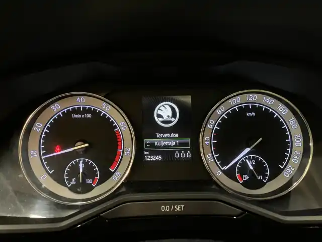 Valkoinen Farmari, Skoda Superb – MOP-830