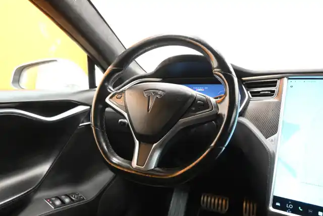 Valkoinen Sedan, Tesla Model S – MOS-206
