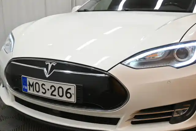 Valkoinen Sedan, Tesla Model S – MOS-206