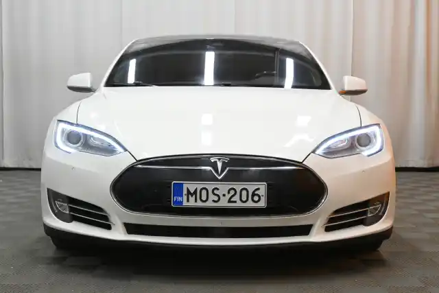 Valkoinen Sedan, Tesla Model S – MOS-206
