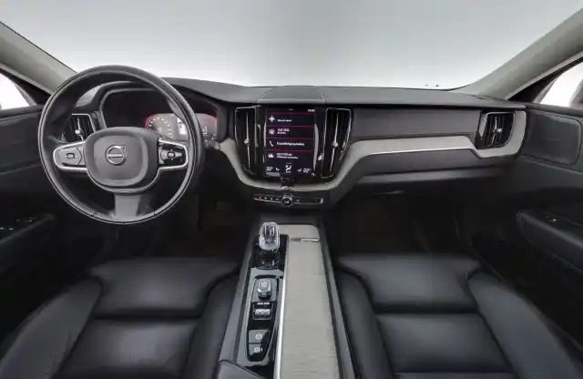 Harmaa Maastoauto, Volvo XC60 – MOS-666