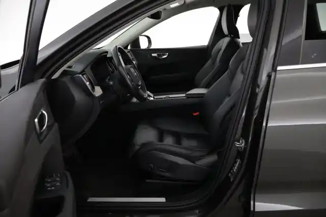 Harmaa Maastoauto, Volvo XC60 – MOS-666