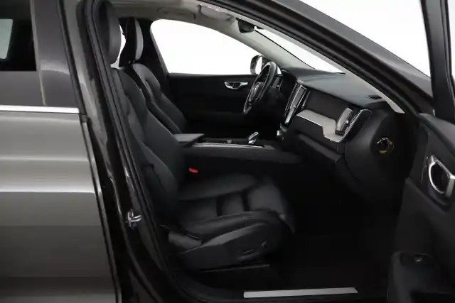 Harmaa Maastoauto, Volvo XC60 – MOS-666