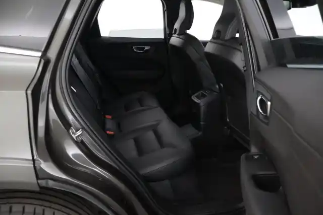 Harmaa Maastoauto, Volvo XC60 – MOS-666