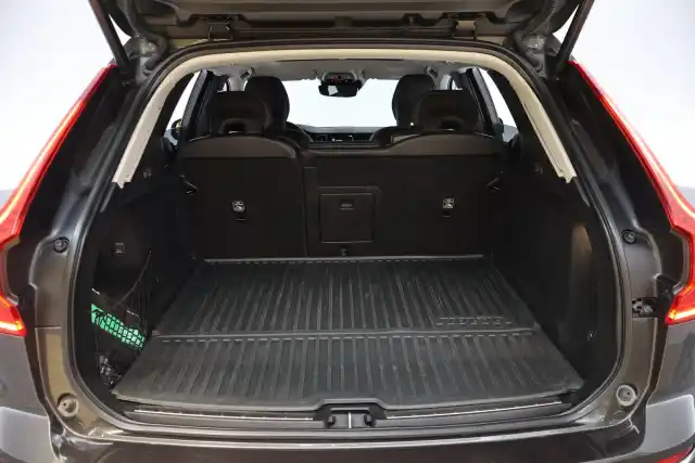 Harmaa Maastoauto, Volvo XC60 – MOS-666