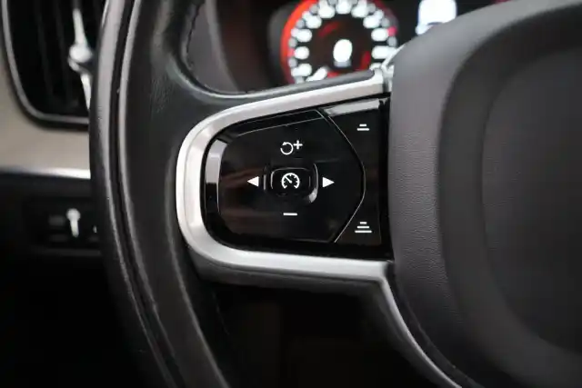 Harmaa Maastoauto, Volvo XC60 – MOS-666