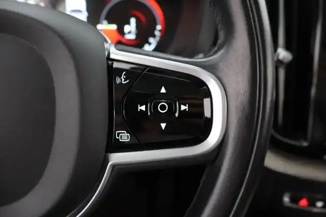 Harmaa Maastoauto, Volvo XC60 – MOS-666