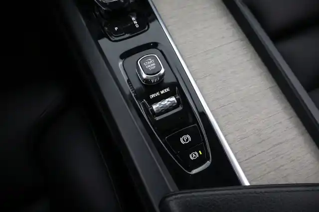Harmaa Maastoauto, Volvo XC60 – MOS-666