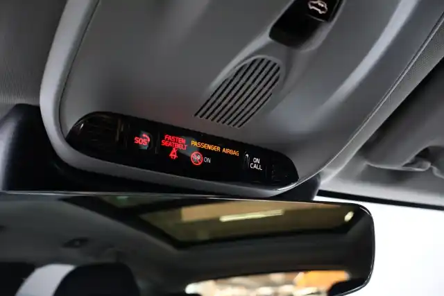 Harmaa Maastoauto, Volvo XC60 – MOS-666