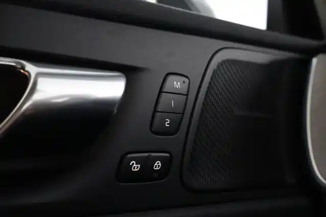 Harmaa Maastoauto, Volvo XC60 – MOS-666