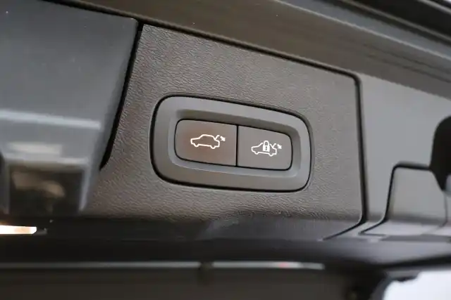 Harmaa Maastoauto, Volvo XC60 – MOS-666