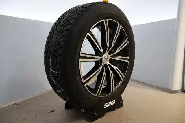 Harmaa Maastoauto, Volvo XC60 – MOS-666