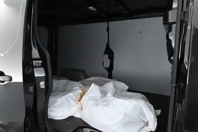 Musta Pakettiauto, Renault Trafic – MOS-793