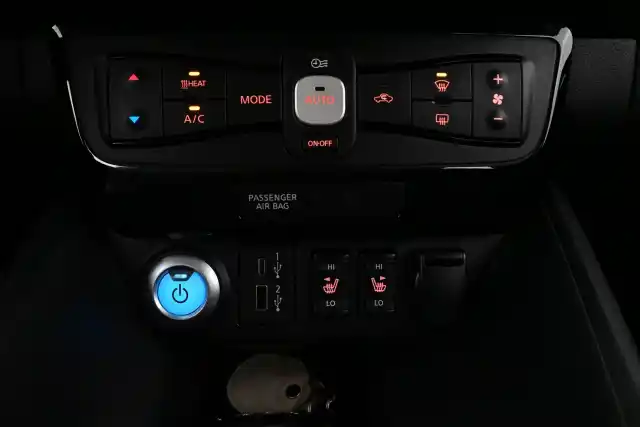 Punainen Viistoperä, Nissan Leaf – MOU-444