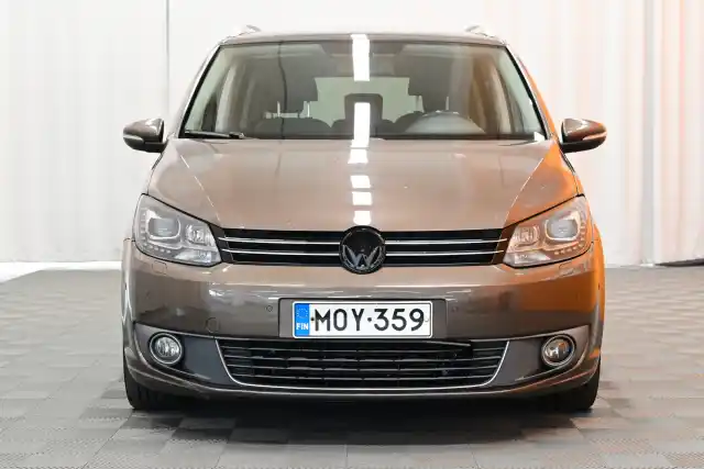 Ruskea Tila-auto, Volkswagen Touran – MOY-359