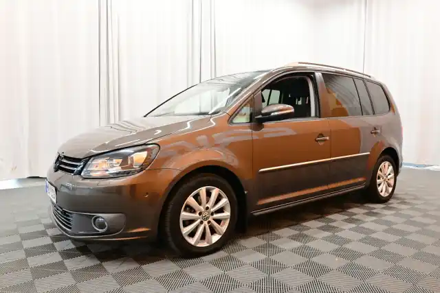 Ruskea Tila-auto, Volkswagen Touran – MOY-359