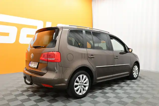 Ruskea Tila-auto, Volkswagen Touran – MOY-359