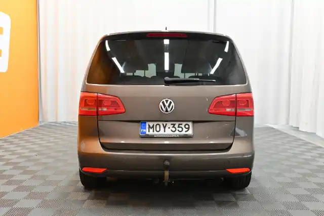 Ruskea Tila-auto, Volkswagen Touran – MOY-359