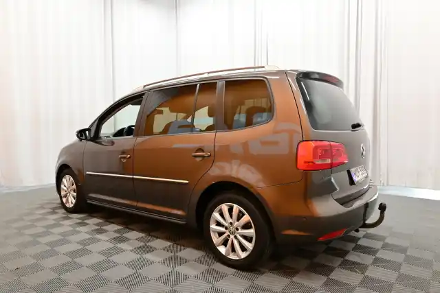 Ruskea Tila-auto, Volkswagen Touran – MOY-359