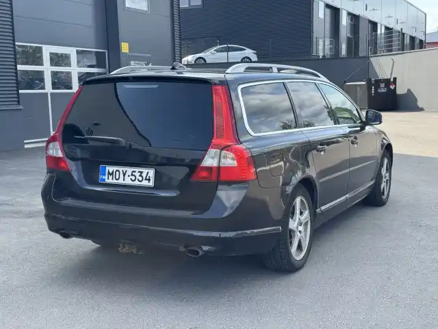 Musta Farmari, Volvo V70 – MOY-534