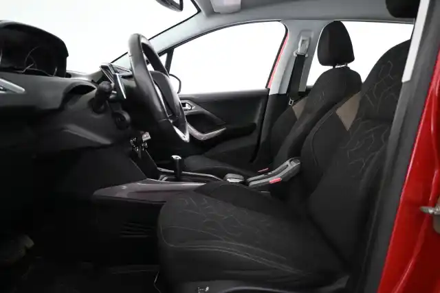 Punainen Viistoperä, Peugeot 2008 – MOZ-182