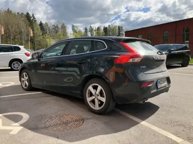 Musta Viistoperä, Volvo V40 – MOZ-600