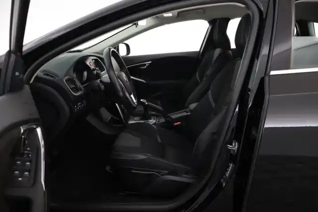 Musta Viistoperä, Volvo V40 – MOZ-600