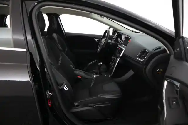 Musta Viistoperä, Volvo V40 – MOZ-600