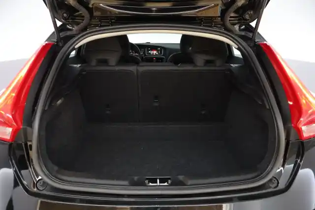 Musta Viistoperä, Volvo V40 – MOZ-600