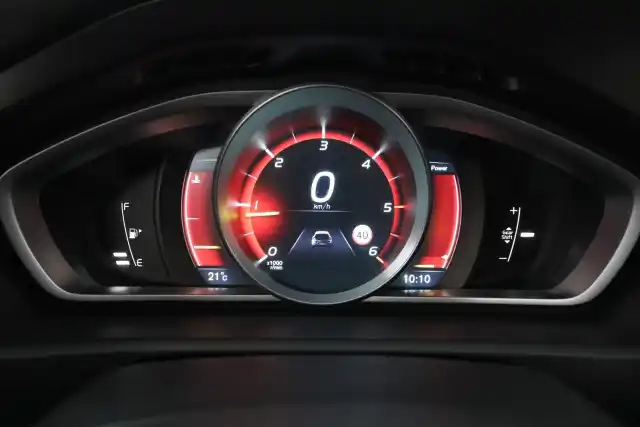 Musta Viistoperä, Volvo V40 – MOZ-600