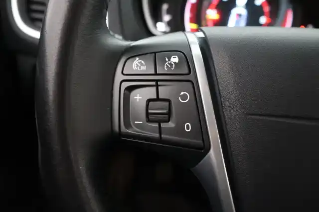 Musta Viistoperä, Volvo V40 – MOZ-600