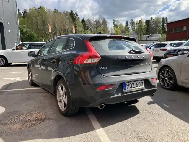 Musta Viistoperä, Volvo V40 – MOZ-600