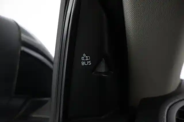Musta Viistoperä, Volvo V40 – MOZ-600
