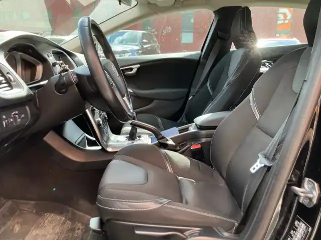 Musta Viistoperä, Volvo V40 – MOZ-600
