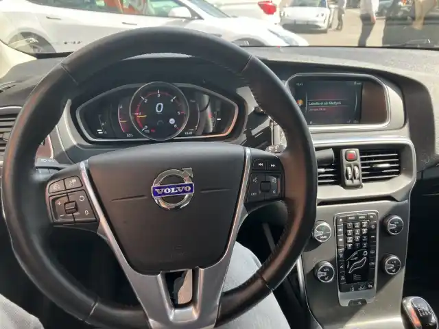 Musta Viistoperä, Volvo V40 – MOZ-600