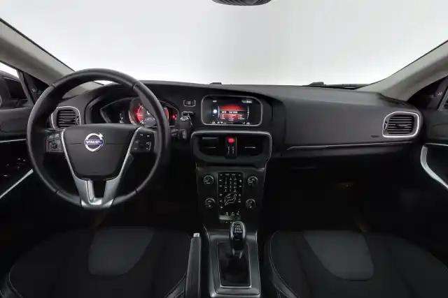 Musta Viistoperä, Volvo V40 – MOZ-600