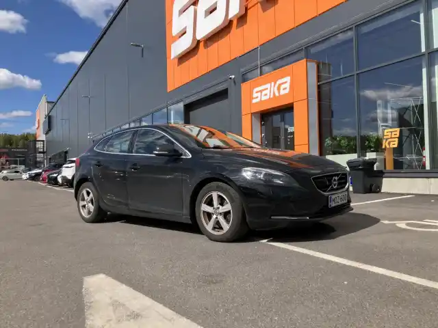 Musta Viistoperä, Volvo V40 – MOZ-600