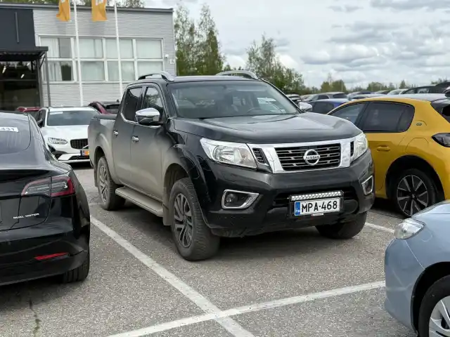 Musta Pakettiauto, Nissan NP300 – MPA-468