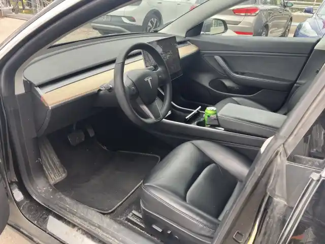 Musta Sedan, Tesla Model 3 – MPC-708