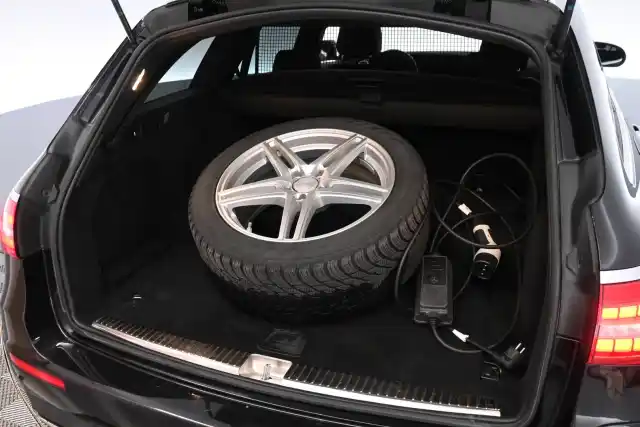 Musta Farmari, Mercedes-Benz E – MPN-379