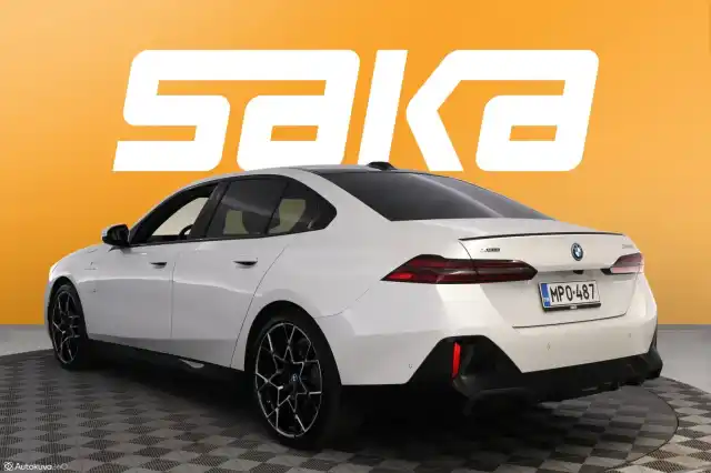 Valkoinen Sedan, BMW 550 – MPO-487