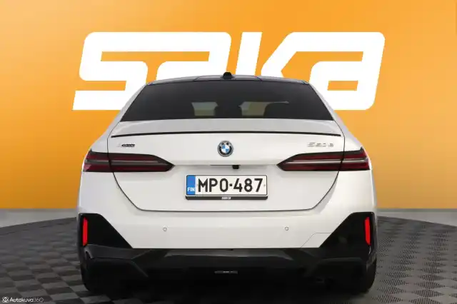 Valkoinen Sedan, BMW 550 – MPO-487